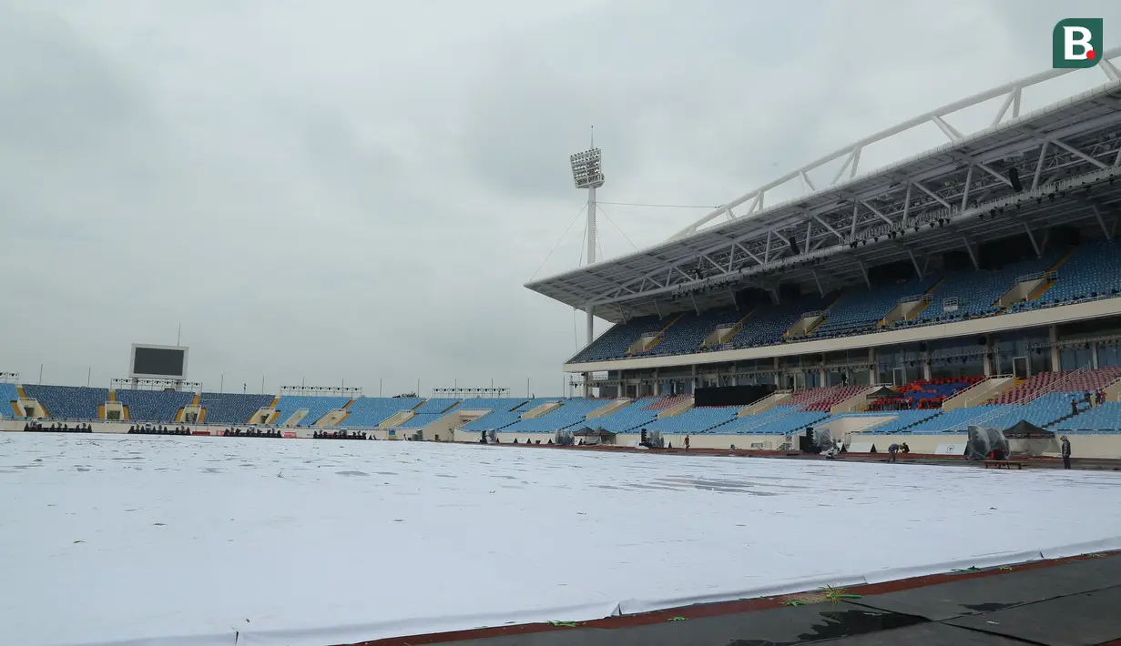 <p>Rumput stadion pun ditutup kain putih beralaskan papan karena dilintasi banyak orang yang berlalu-lalang. (Bola.com/Ikhwan Yanuar)</p>