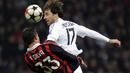 Penyerang Real Madrid Ruud Van Nistelrooy melakukan duel udara dengan Pemain AC Milan Thiago Silva pada pertandingan Liga Champions di Stadium San Siro, Italia, Selasa (3/11/2009). (AFP Photo/Damien Meyer)