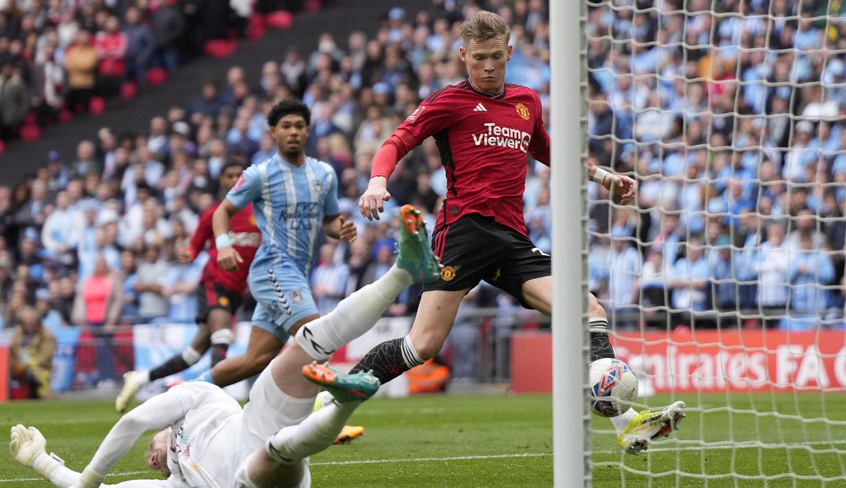Gelandang Manchester United, Scott McTominay (kanan) mencetak gol pertama timnya ke gawang Coventry City pada laga semifinal Piala FA 2023/2024 di Wembley Stadium, London, Minggu (21/4/2024). (AP Photo/Alastair Grant)
