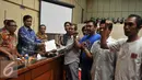 Wakil Ketua Komisi IV Viva Yoga Mauladi (kedua kiri) menerima perwakilan nelayan di Kompleks Parlemen, Senayan, Jakarta, Kamis (28/04). Mereka melaporkan bahwa masih berlangsung aktifitas pengerukan pasir laut di Serang, Banten (Liputan6.com/Johan Tallo)