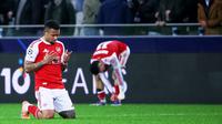 Pemain Arsenal Gabriel Jesus berdoa setelah timnya meraih kemenangan dalam laga Liga Champions melawan Club Brugge di Bruges, Belgia, Kamis, 11 Desember 2025. (AP Photo/Omar Havana)