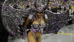 Seorang penari dari sekolah samba Imperio de Casa Verde tampil selama parade karnaval di Sao Paulo, Brasil, (2/3). (AP Photo/Andre Penner)