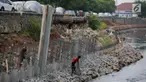 Sejumlah pekerja menyelesaikan pemasangan tanggul dan turap kali di Inspeksi Kali Grogol Palmerah, Jakarta, Rabu (21/11). Normalisasi tersebut dilakukan untuk mengantisipasi banjir dan genangan di Jakarta Barat. (Liputan6.com/Faizal Fanani)