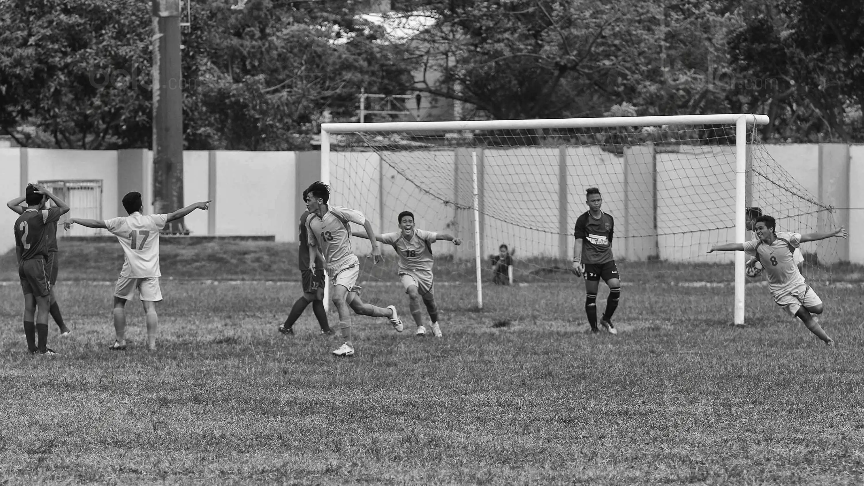 Pemain Persija U-17 merayakan gol yang dicetak saat laga fase grup Piala Suratin di Stadion Cendrawasih, Jakarta, Senin, (24/7/2017). Anak-anak Jakarta ini bermimpi untuk menjadi pemain Persija kelak. (Bola.com/M Iqbal Ichsan)