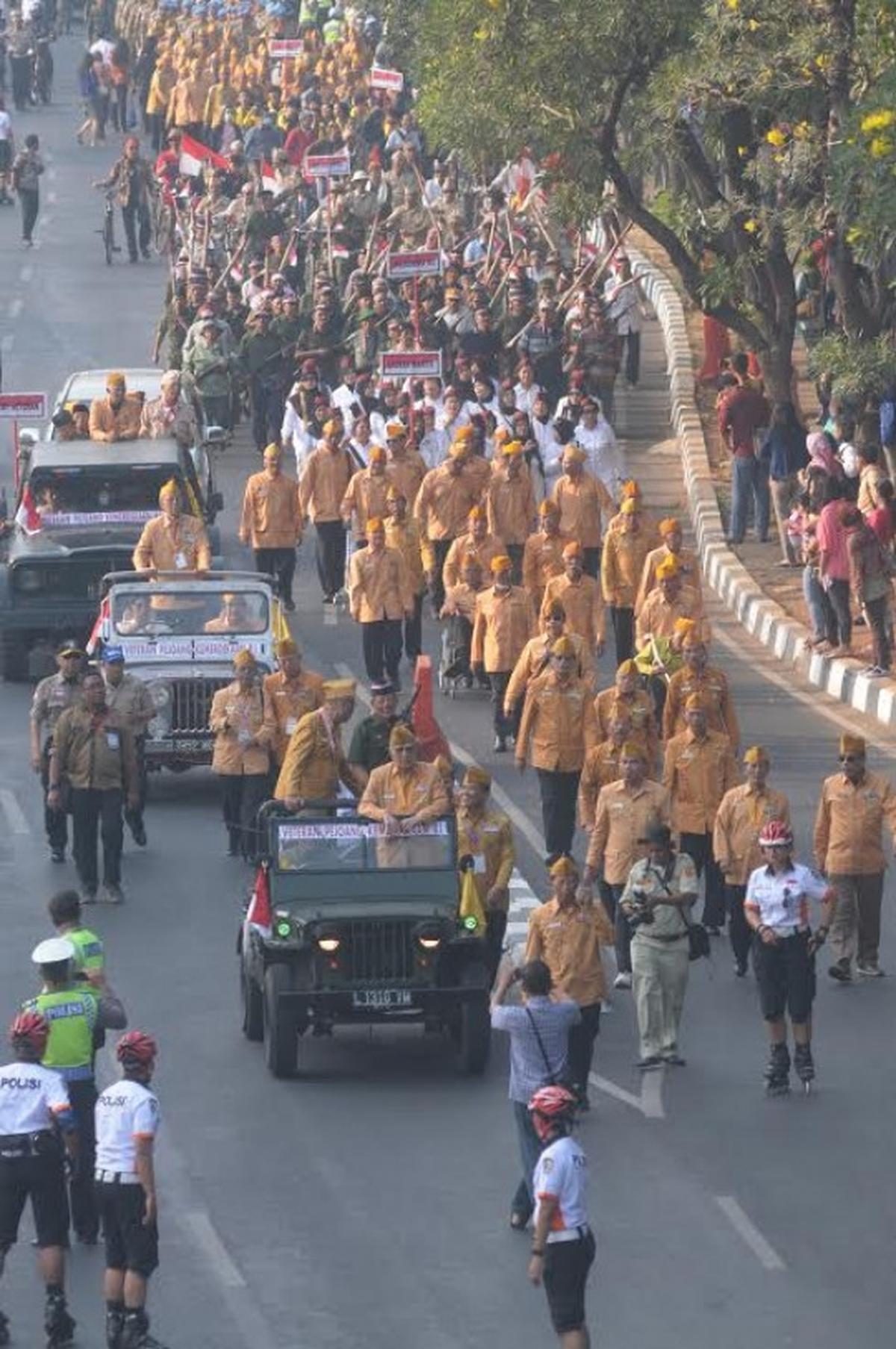Semarak pawai Hari Veteran, bekas pejuang bawa bambu runcing