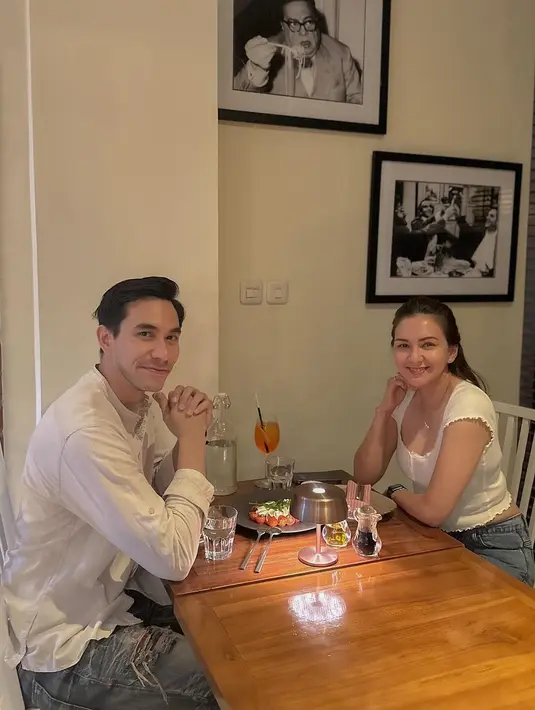 Menarik, karena keduanya tampil sangat kasual dengan caption dan interaksi manis yang diperlihatkan. [Foto: Instagram/darius_sinathrya]