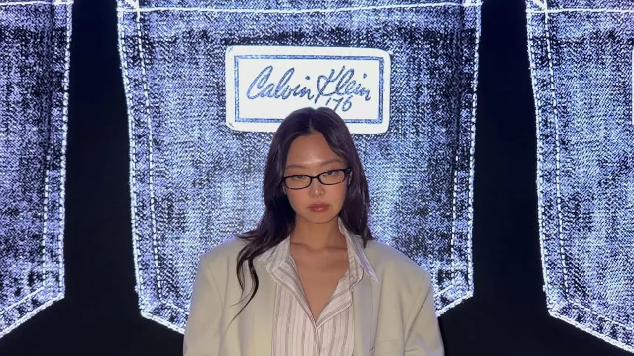 Jennie BLACKPINK Tampil Semi Maskulin dengan Office Look Elegan di Calvin Klein Show NYFW 2026