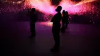 Orang-orang mengunjungi pameran Mobile World Congress (MWC) di Barcelona (28/6/2021). MWC 2021 berlangsung mulai 28 Juni sampai 1 Juli secara virtual, dan offline. (AFP/Pau Barrena)