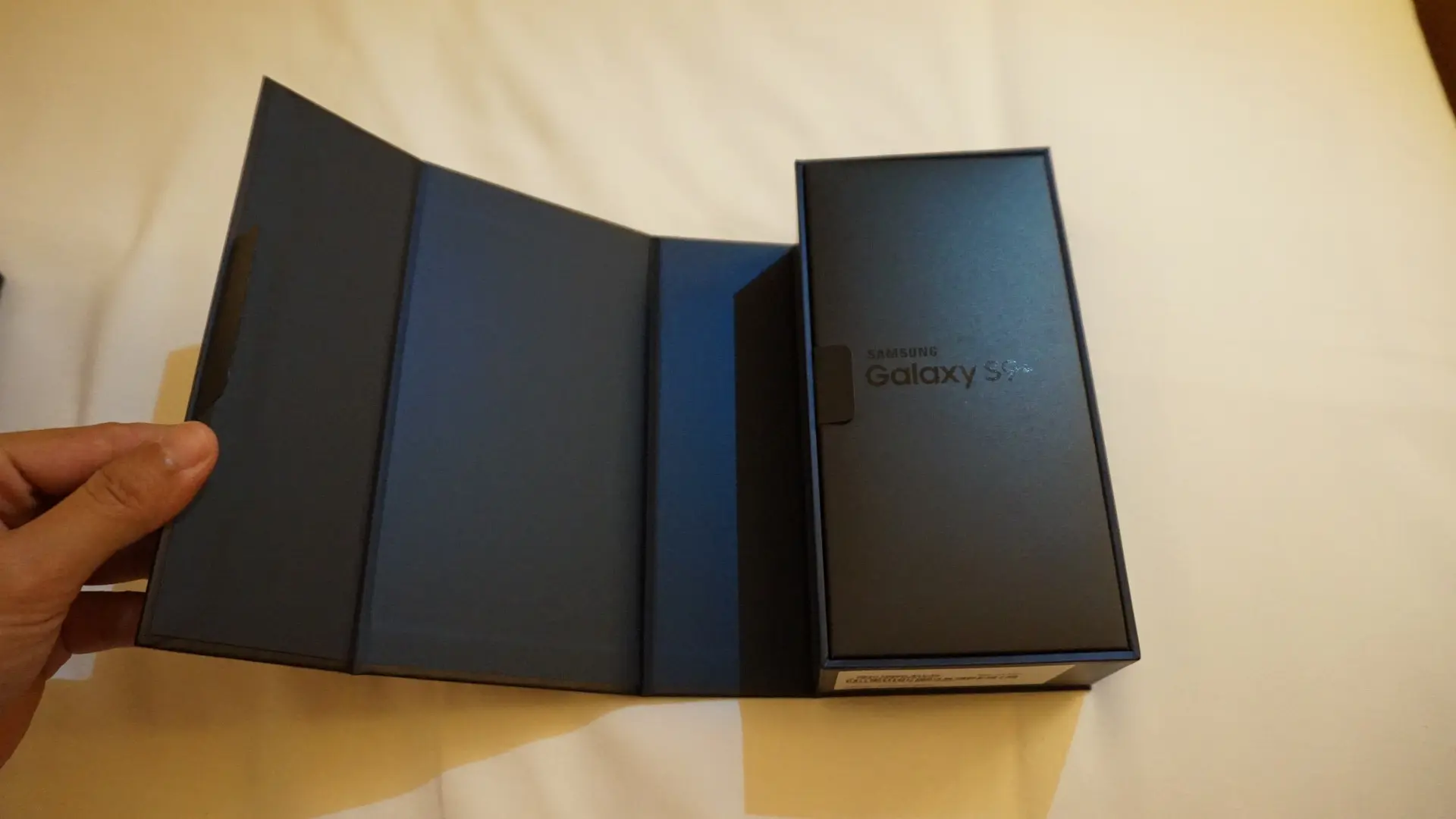 Membuka kotak kemasan Samsung Galaxy S9 Plus (Liputan6.com/ Agustin Setyo W)