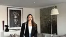Raisa tampil dalam balutan blazer oversized dan denim. Gayanya begitu stylish dan tak lekang oleh waktu. [Foto: Instagram/ Raisa]