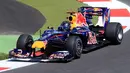 2010-2019: Era 2010an menjadi masa keemasan dari pembalap-pembalap F1 yang kita kenal sekarang namun sudah menjadi veteran. Mulai dari Sebastian Vettel, Lewis Hamilton, Valtteri Bottas, Fernando Alonso, Nico Rosberg, Sergio Perez, Daniel Ricciardo, Carlos Sainz, hingga Sergio Perez. Pada 2017, teknologi Safety bernama "Halo" disematkan sebagai roll bar pelindung pembalap. Kehadiran Halo ini membuat mobil F1 terlihat seperti "sandal jepit". (Foto: RedBull RB6/Source: snaplap.net)