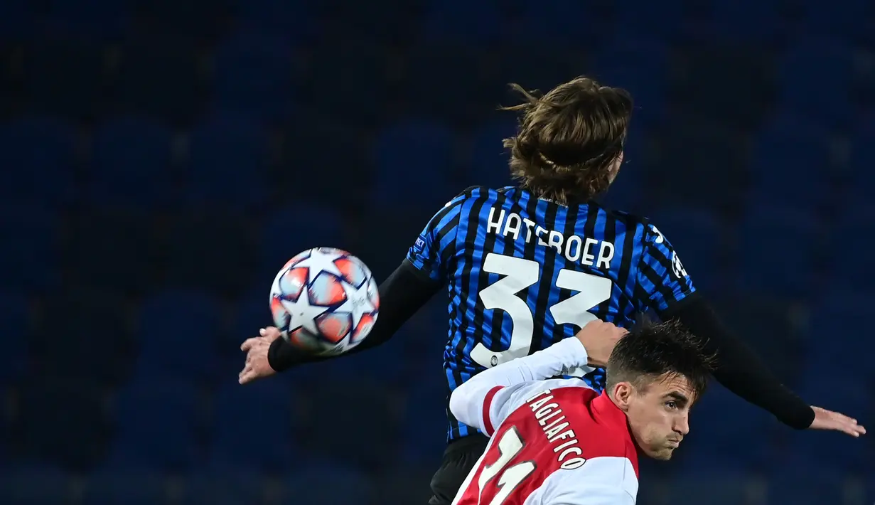 Bek Atalanta, Hans Hateboer berebut bola dengan bek Ajax, Nicolas Tagliafico pada pertandingan grup D Liga Champions di Stadion Gewiss di Bergamo, Italia, Selasa (27/10/2020). Atalanta bermain imbang 2-2 atas Ajax. (AFP/Miguel Medina)