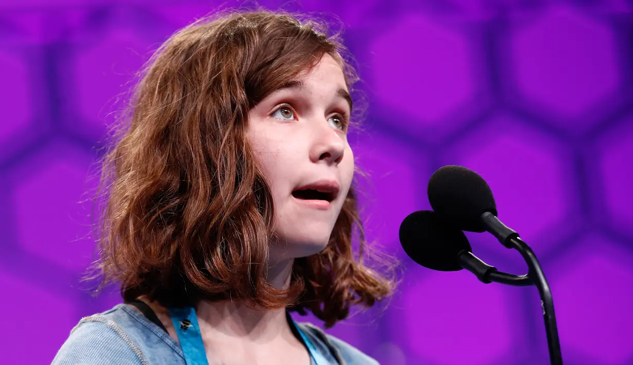 Sophia Overstreet (14), peserta dari Tennessee berkompetisi pada babak kedua Scripps National Spelling Bee di Oxon Hill, Maryland, Selasa (28/5/2019). Kompetisi mengeja ini yang tertinggi di AS, dengan peserta yang juga berasal dari negara lain. (AP/Patrick Semansky)