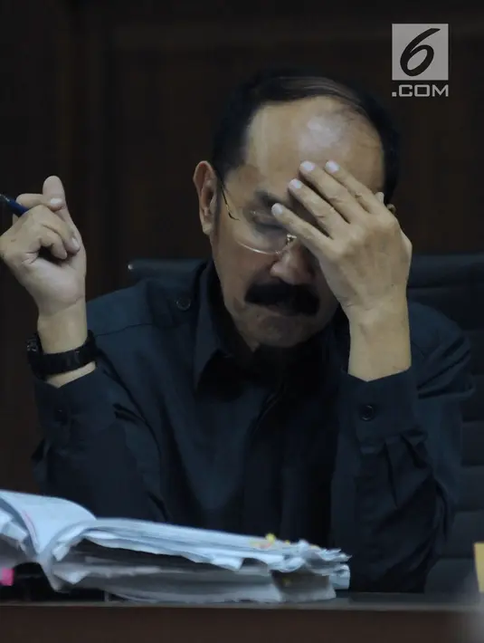 Terdakwa dugaan merintangi penyidikan korupsi e-KTP, Fredrich Yunadi menjalani sidang lanjutan di Pengadilan Tipikor, Jakarta, Kamis (26/4). Sidang mendengar keterangan saksi, salah satunya dokter spesialis jantung RSPH. (Liputan6.com/Helmi Fithriansyah)