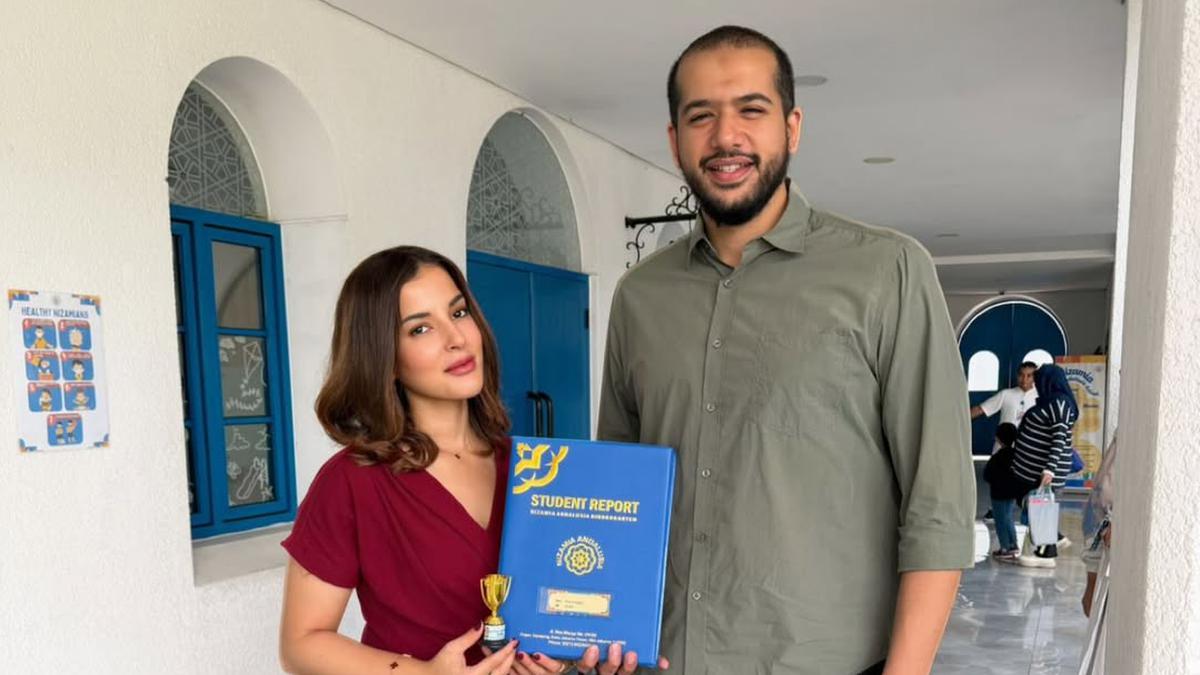 Gaya Slay Tasya Farasya Tampil Serba Merah saat Ambil Rapor Anak, Jinjing Tas Hermes Birkin Rp1,2 Miliar