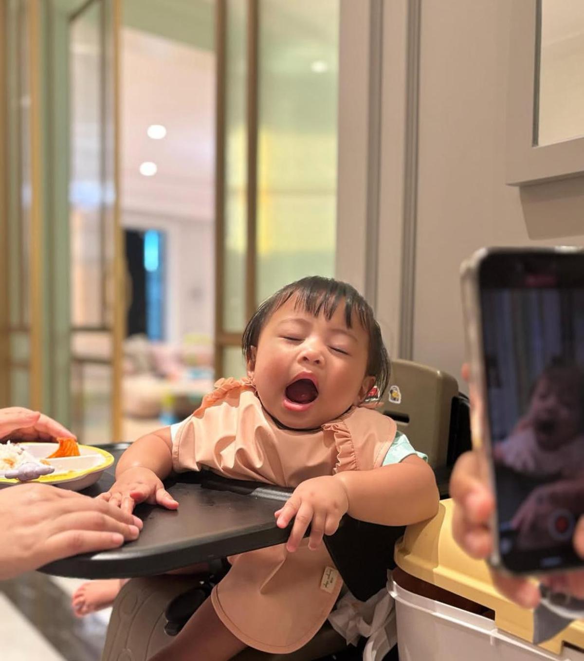 Ekspresi Gemas! Potret Lily Saat Makan Ini Mirip Emoticon Hidup