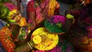 Warga bermain dengan tepung berwarna-warni untuk merayakan Festival Holi di Kolkata, India, Kamis (1/3). Festival ini juga mendatangi datangnya musim semi. (Dibyangshu SARKAR/AFP)