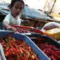 Seorang bocah bermain dengan cabai di sebuah pasar di Jakarta, Kamis (11/1). Jika sebelumnya dijual Rp 30 ribu hingga Rp 35 ribu, kini harga cabai berkisar Rp 55 ribu hingga Rp 60 ribu per kilogram. (Liputan6.com/Angga Yuniar)