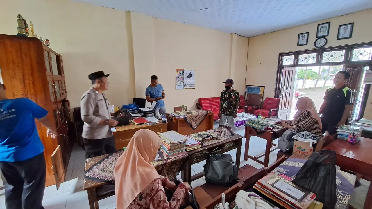 Polisi lakukan olah TKP di SDN 2 Gitik, Rogojampi, Banyuwangi, yang dibobol maling (Istimewa)