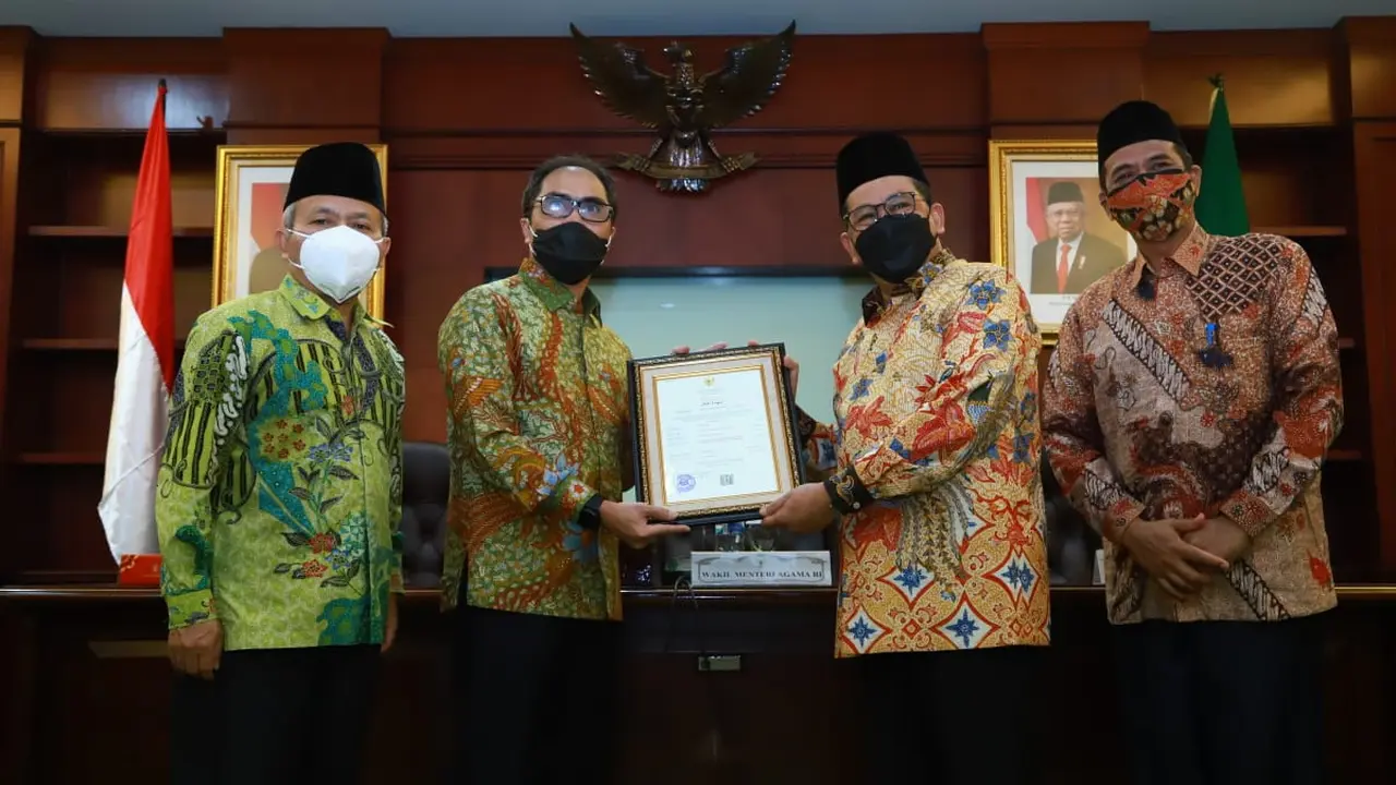 Kemenag RI menyerahkan sertifikat kehalalan vaksin Covid-19 buatan Sinovac ke PT Biofarma Persero, Rabu (13/1/2021)
