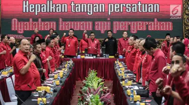 Sekretaris Jenderal PDIP Hasto Kristyanto bersama anggota dan jajaran pengurus PDIP menyanyikan lagu saat membuka Rapat Kordinasi Nasional (Rakornas) pemenangan Pileg dan Pilpres 2019 di kantor DPP PDIP, Jakarta, Sabtu (1/12). (Liputan6.com/Faizal Fanani)