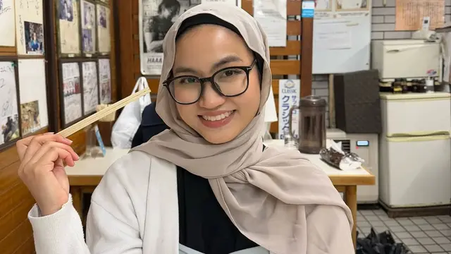 Gaya Jilbab Mleyot ala Xaviera Putri