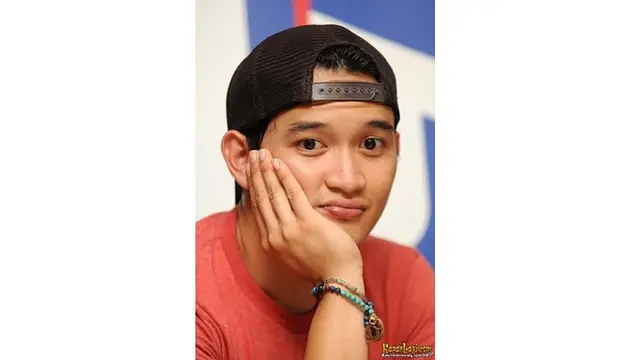 Wajah Rezky Aditya tak jauh berbeda dari masa ke masa, ia terlihat imut dan tampan.