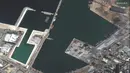 Citra satelit yang disediakan oleh Maxar Technologies ini menunjukkan pelabuhan Beirut dan daerah sekitarnya di Lebanon pada Rabu, 5 Agustus 2020, sehari setelah ledakan besar yang membuat seluruh blok kota diselimuti kaca dan puing-puing. (© 2020 Maxar Technologies via AP)