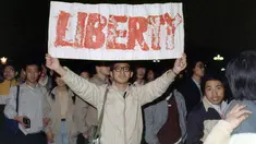 22 April 1989, Mahasiswa membentangkan slogan kebebasan saat melakukan aksi unjuk rasa di Lapangan Tiananmen, Tiongkok. (AFP PHOTO/CATHERINE Henriette)