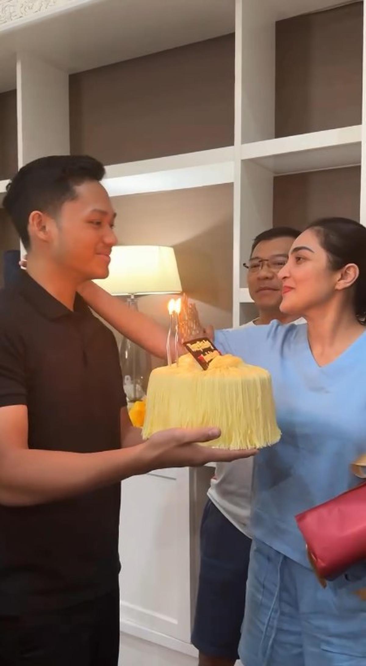 Surprise Ultah ke-41 Ashanty dari Anang Hermansyah dan Azriel, Raut Wajah Bahagia Banget
