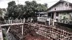 Warga mengamati turap kali yang longsor di Batu Ampar, Kramat Jati, Jakarta, Selasa (23/2/2021). Turap kali sepanjang 30 meter di permukiman RT 17 dan 13 RW 02 Kelurahan Batu Ampar longsor pada Sabtu (20/2) akibat derasnya arus air ketika aliran Kali Ciliwung meluap. (merdeka.com/Iqbal S. Nugroho)