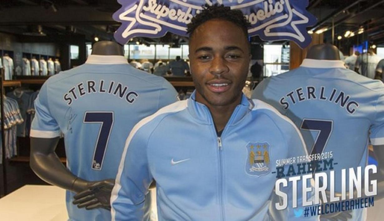 Raheem Sterling mengunjungi toko souvenir Manchester City. (Twitter.com)