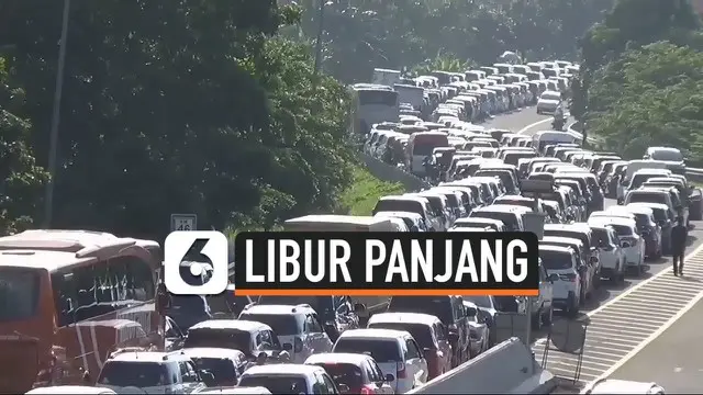 Lalu lintas di kawasan Puncak Bogor Jawa Barat, padat. Polres Bogor nulai memberlakukan sistem buka tutup. Kepadatan hingga 2 km dari pintu keluar tol Ciawi hingga simpang Gadog.