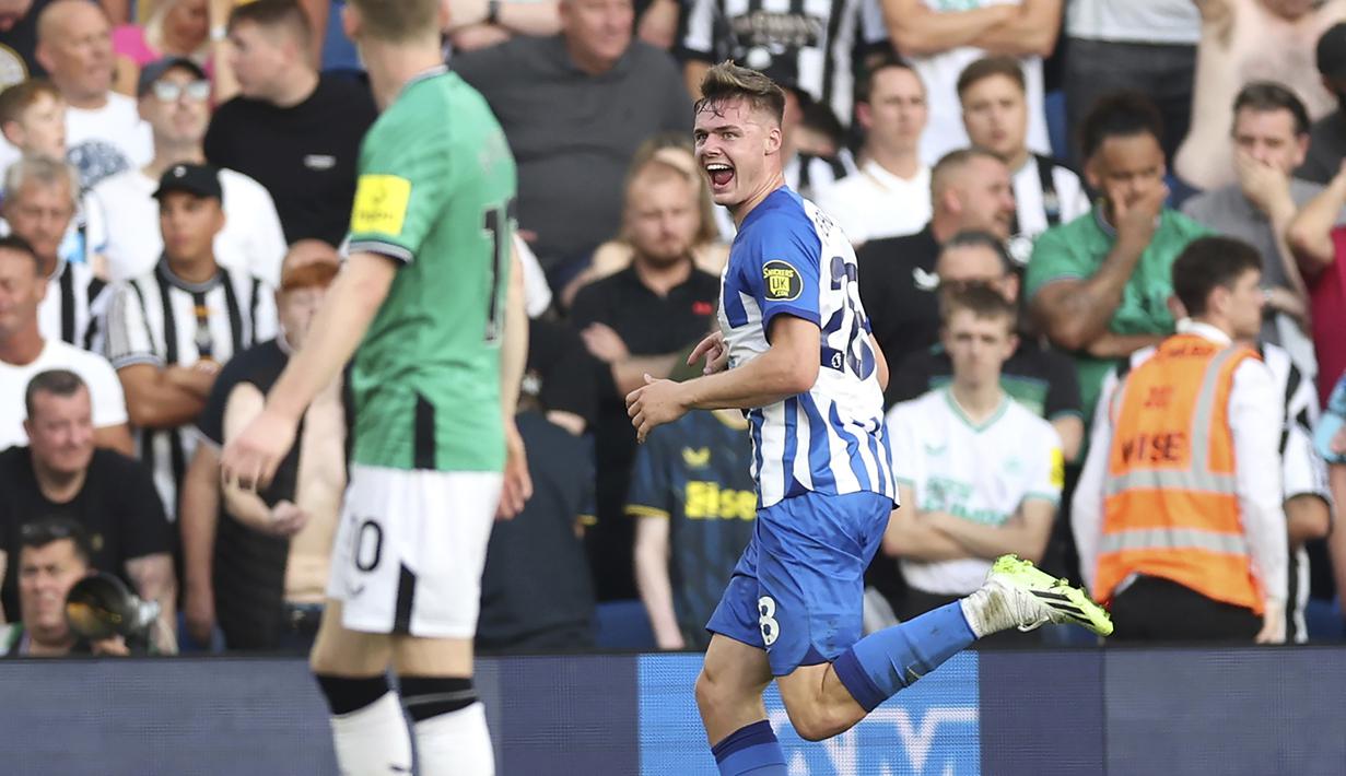 Evan Ferguson menjadi pemain terbaru yang masuk dalam daftar pemain termuda yang pernah mencetak hattrick di Premier League. Pada pekan ke-4 Premier League musim 2023/2024 ia mencetak tiga gol saat Brighton and Hove Albion menang 3-1 atas tamunya Newcastle United (2/9/2023) saat usianya masih 18 tahun 318 hari. (PA via AP Photo/Steven Paston)