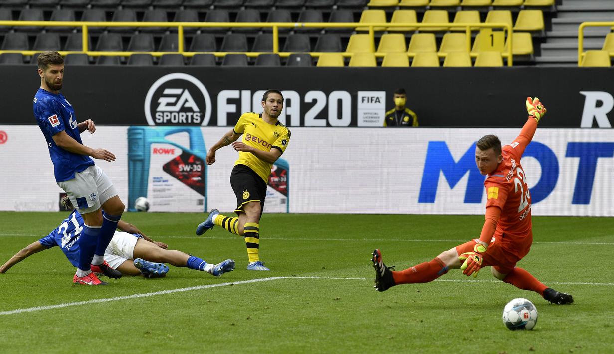 Pemain Borussia Dortmund, Raphael Guerreiro, membobol gawang Schalke 04 pada laga Bundesliga di Stadion Signal Iduna Park, Sabtu (16/5/2020). Dortmund menang 4-0 atas Schalke 04. (AP/Martin Meissner)