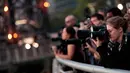 Sejumlah wisatawan mengabadikan fenomena Manhattanhenge di New York, AS, Senin (11/7). Matahari terbit dan terbenam dalam garis lurus di jalan utama Manhattan. Uniknya, sunset semacam ini hanya ada pada musim panas. (Drew Angerer / Getty Images / AFP)