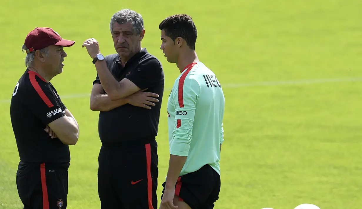 Cristiano Ronaldo (kanan) berbincang dengan pelatih Portugal, Fernando Santos (tengah) dan asisten pelatih, Ilidio Vale pada sesi latihan sebelum melawan Prancis pada Ffinal Piala Eropa 2016 di Marcoussis, Paris selatan, (8/7/2016). (AFP/Francisco Leong)