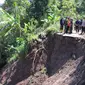Penjabat (Pj.) Gubernur Jawa Barat Bey Machmudin meninjau lokasi longsor di Desa Buninagara, Sindangkerta, Kabupaten Bandung Barat, Sabtu (2/12/2023). (Biro Adpim Jabar)