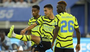 Bek Arsenal, Jakub Kiwior (tengah) beraksi saat mengikuti kontes shooting challenge dalam MLS All-Stars Skills Challenge menghadapi tim MLS All-Stars di Washington, Amerika Serikat, Selasa (18/7/2023) waktu setempat. (AP Photo/Alex Brandon)