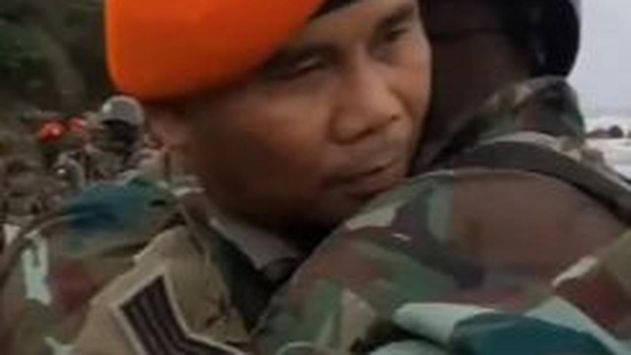 Setelah menepuk beberapa kali, Ia langsung memeluk putranya dengan penuh kasih sayang. <br>