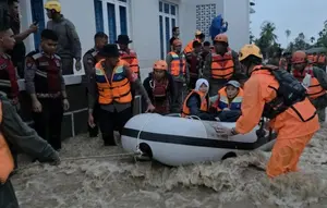 Banjir di Padang, Tim SAR Evakuasi Puluhan Warga yang Terjebak