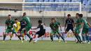 Striker Persik Kediri Hariyanto S Panto menendang bola ke gawang PS Sleman dalam laga matchday ke-3 Grup C Piala Menpora 2021 di Stadion Si Jalak Harupat, Bandung, Kamis (1/4/2021). (Bola.com/Ikhwan Yanuar)