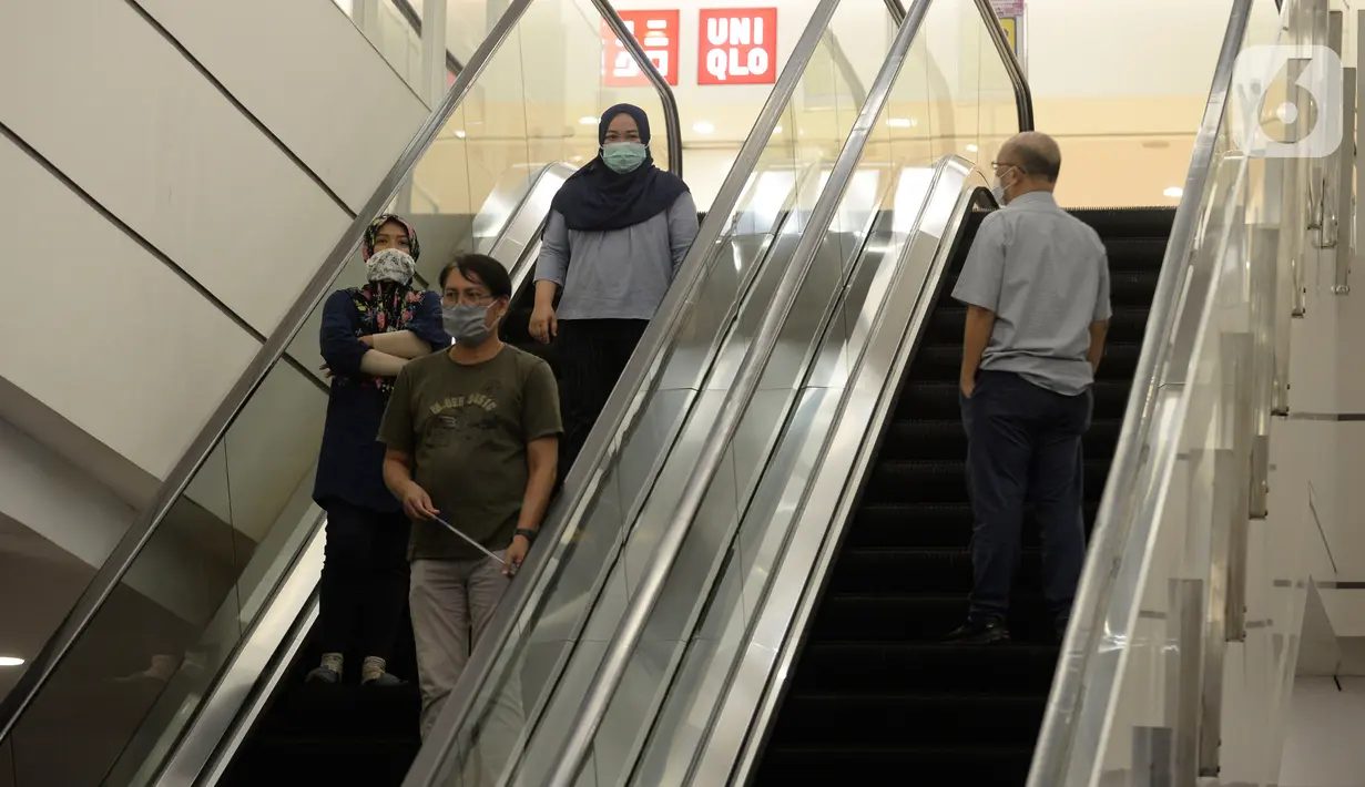 Pengunjung berjalan di AEON Mall setelah kembali dibuka untuk umum di BSD City, Kabupaten Tangerang, Banten, Kamis (13/8/2020). Pemkab Tangerang kembali membuka AEON Mall BSD setelah lebih sepekan ditutup karena dua karyawan pusat perbelanjaan itu positif Covid-19. (merdeka.com/Dwi Narwoko)