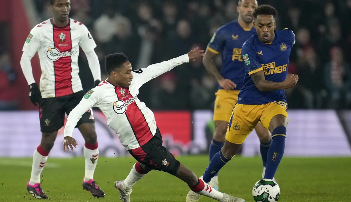 <p>Pemain Southampton, Kyle Walker-Peters berusaha merebut bola dari pemain Newcastle United, Joe Willock pada leg pertama pertandingan semifinal Piala Carabao di St Mary's Stadium di Southampton, Inggris, Rabu (24/1/2023). Newcastle hanya perlu menghindari kekalahan pada leg kedua semifinal di St James' Park, Selasa (31/1/2023), agar lolos ke pertandingan puncak Piala Liga Inggris. (AP Photo/ Kin Cheung)</p>