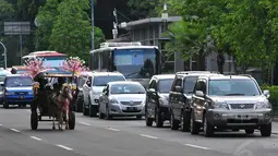Sejumlah wisatawan terpaksa menggunakan bahu jalan yang ada di sekitar Tugu Monas, Jakarta, untuk memarkir kendaraannya, (30/7/2014). (Liputan6.com/Johan Tallo) 