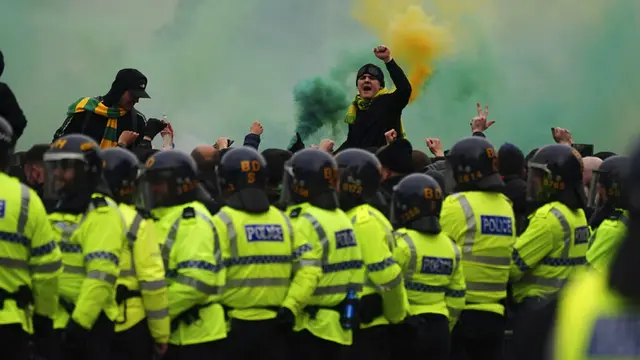 FOTO: Aksi Protes Fans Sebelum Manchester United Keok Dilumat Liverpool