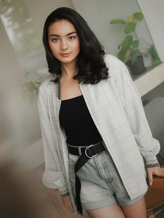 Gaya kasual seakan sudah menjadi andalan wanita kelahiran 2000 ini. Saat hangout ia memilih tampil simpel. Ersya Aurelia mengenakan jaket motif kotak yang dipadukan dengan tanktop hitam dan hot pants.
(Liputan6.com/IG/@ersyaurel)