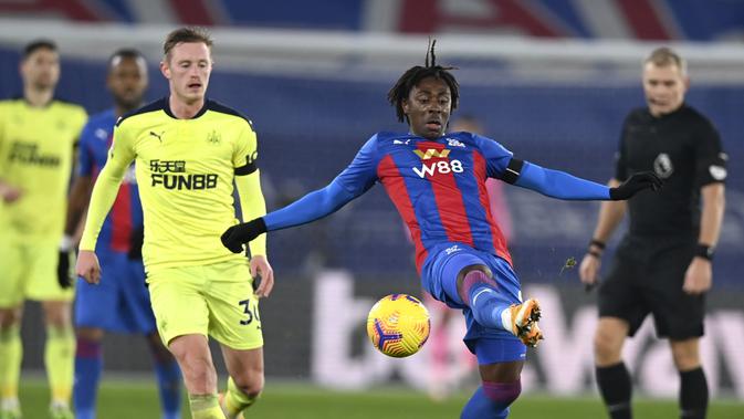 Eberechi Eze dari Crystal Palace mencoba untuk mengontrol bola selama pertandingan sepak bola Liga Inggris antara Crystal Palace dan Newcastle United di Stadion Selhurst Park, London, Jumat, 27 November 2020. (Daniel Leal-Olivas / Pool via AP)