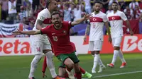 Selebrasi gelandang Timnas Portugal, Bernardo Silva setelah mencetak gol pertama timnya ke gawang Timnas Turki pada laga matchday kedua Grup F Euro 2024 Westfalenstadion, Dortmund, Jerman, Sabtu (22/6/2024). (AP Photo/Themba Hadebe)