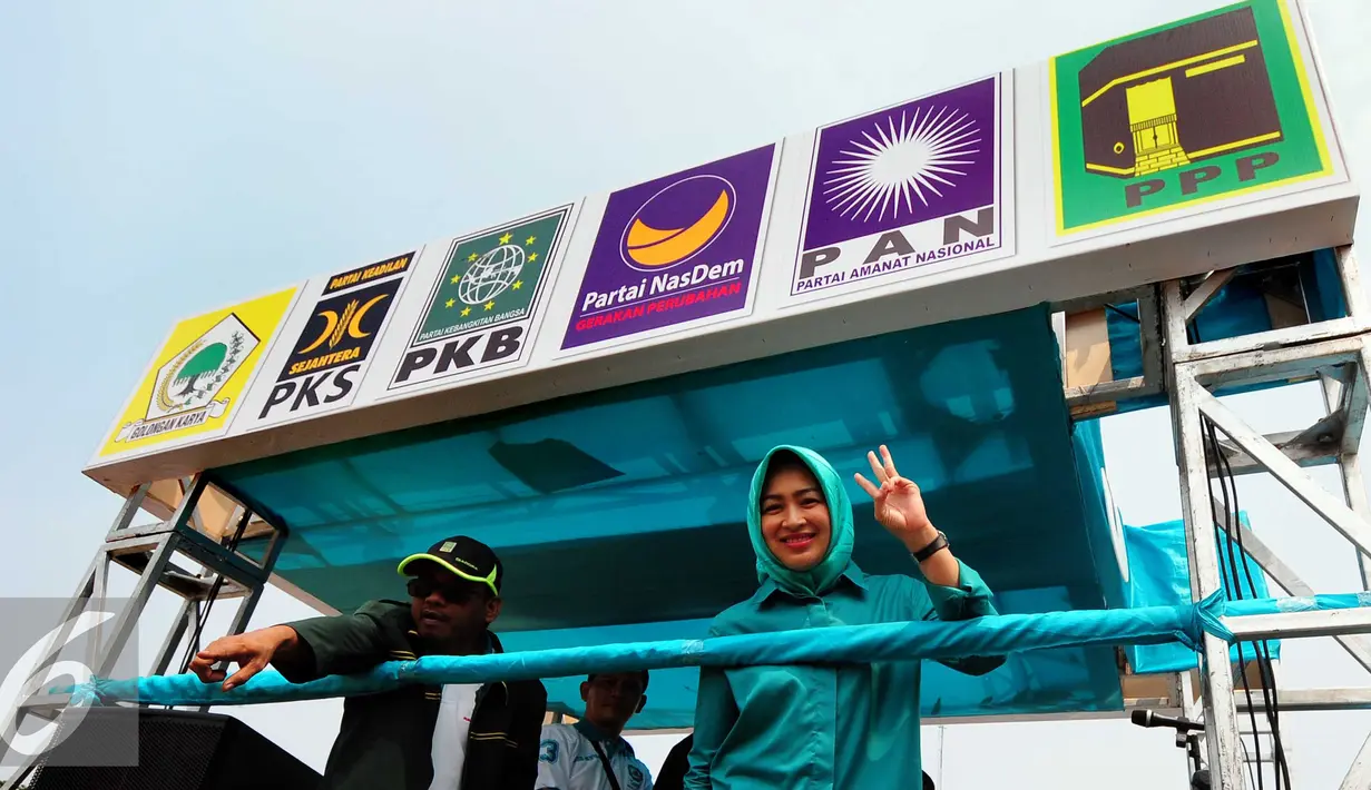Calon Walikota Tangerang Selatan,  Airin Rachmi (kanan) saat mengikuti Karnaval Sosialisasi Pilkada Damai Kota Tangerang Selatan, Minggu (20/9/2015) KPUD Kota Tangsel mengajak masyarakat untuk mensukseskan Pilkada Serentak. (Liputan6.com/Helmi Afandi)